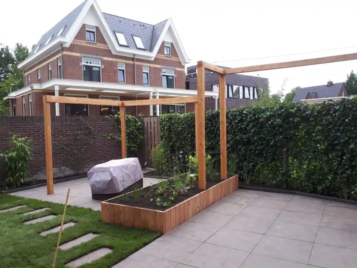 tuinaanleg Utrecht, achtertuin met pergola, terras, gazon en verhoogde border