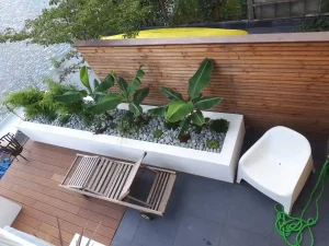 Luxe tuin Utrecht met vlonder en aan het water